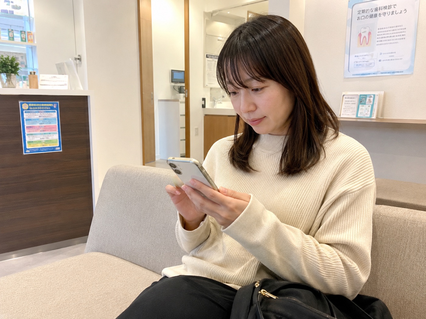 スマホでアンケートを入力している患者さん